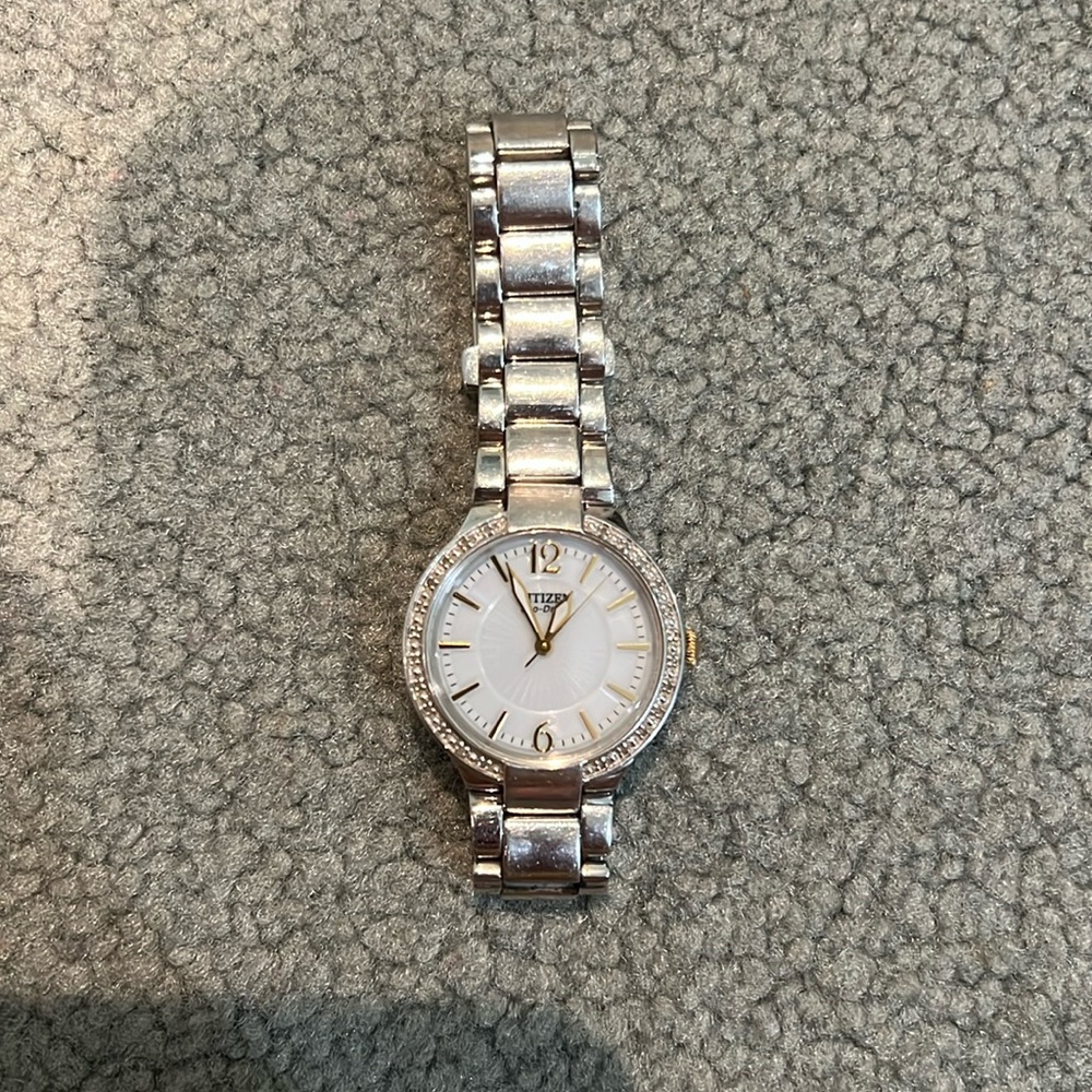 *USED in GOOD condition* Women’s Silver Watch!